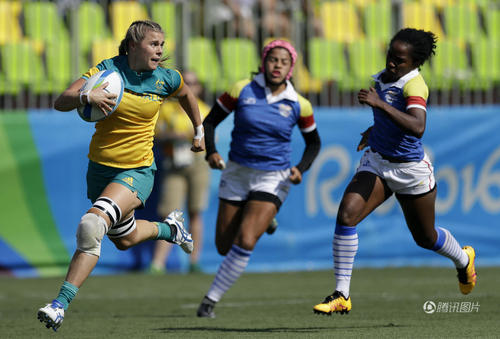 8月6日，澳大利亚队对阵哥伦比亚队，妮科尔-贝克在场上拼抢。