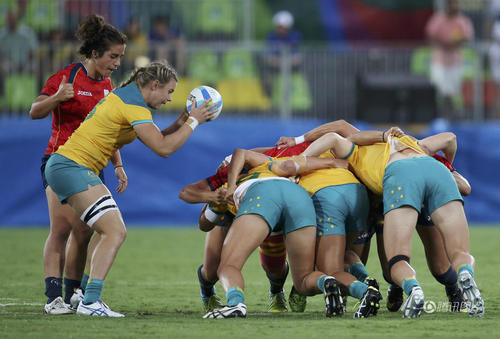 妮科尔-贝克在场上比赛。橄榄球项目上一次出现在奥运赛场还要追溯到1924年的巴黎奥运会，当时的比赛是男子15人制，并且从未设置过女子橄榄球比赛。本届奥运会上女子7人制橄榄球项目共有12支球队参赛，其中没有中国队。