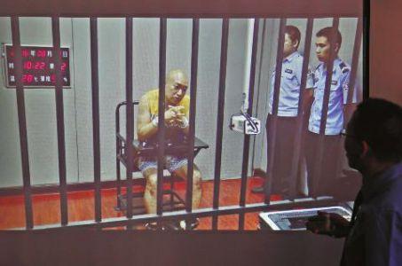 点击放大 男子抢钱后折返杀害一家五口 自称