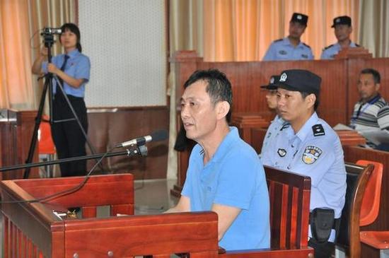 安徽芜湖原卷烟厂长受贿123万 跟妻子称单位发钱