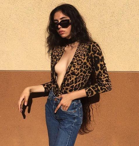 “我的头发太长了，手有时会够不到那么低的位置，所以会需要别人在后面帮我扎头发。每次别人帮我扎好头发，我就会维持那些疯狂的小卷儿两天时间。”