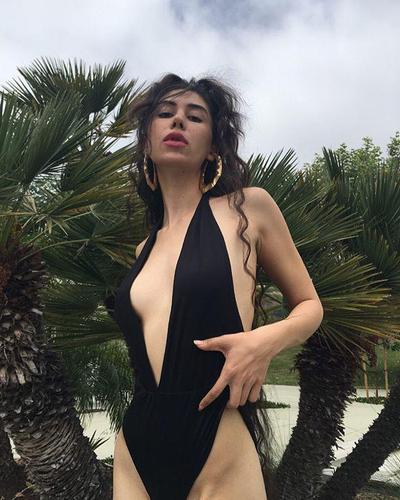 自从五年前与一位造型师发生口角后，这位身形姣好的女孩就拒绝再让美发师为她打理头发。