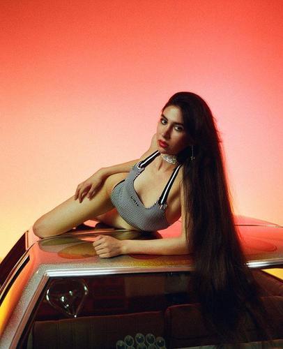 萨拉-贝吉，这位美丽性感的19岁加州姑娘拥有一头乌黑发亮的长发，长度约为1.09米，她身高约为1.68米，头发的长度只比身高少半米。萨拉说自己打算继续留长发。