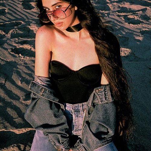 萨拉时常将长发放下来，搭配自己各种各样的时尚T恤和背心，甚至有时不穿上衣直接将长发当作上装。