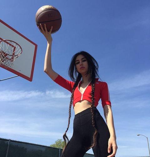 萨拉每次洗头时都要花费半个小时的时间，而吹干头发就更费精力了。一般要花费整整5个小时才能晾干头发外出，如果萨拉在头发没干时入睡，那往往要花费8个小时才能晾干头发。