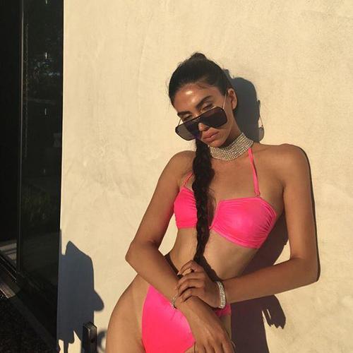 这位长发撩人的美丽少女拥有模特般的身材，Instagram开通不久已拥有8000粉丝。她时常会将头发扎成古怪的绳辫，烫成大波浪卷或者扎成高高的马尾辫。