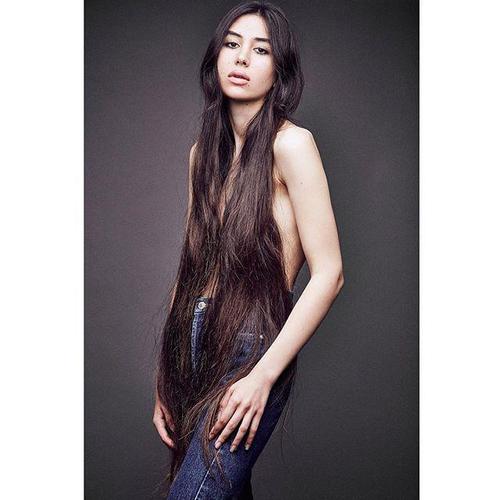 英国《太阳报》报道，美国加州一位19岁女孩留长发5年未剪，垂下来几乎可以当作“衣服”穿。她在社交网络Instagram上拥有很高的人气，账号名为“卡什夫人”，被粉丝们称为现实中的“长发公主”。