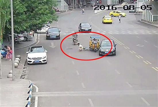 重庆一男子碰瓷被刑拘:为求逼真 砸断自己食指