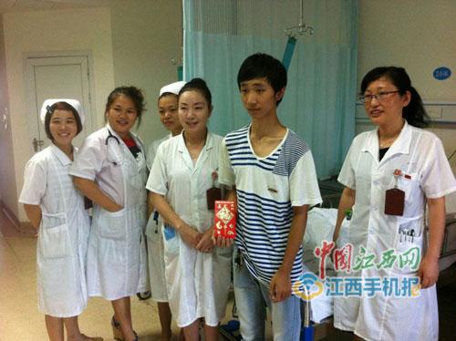 16岁少年当起家中顶梁:爸瘫妈走奶奶患癌自杀