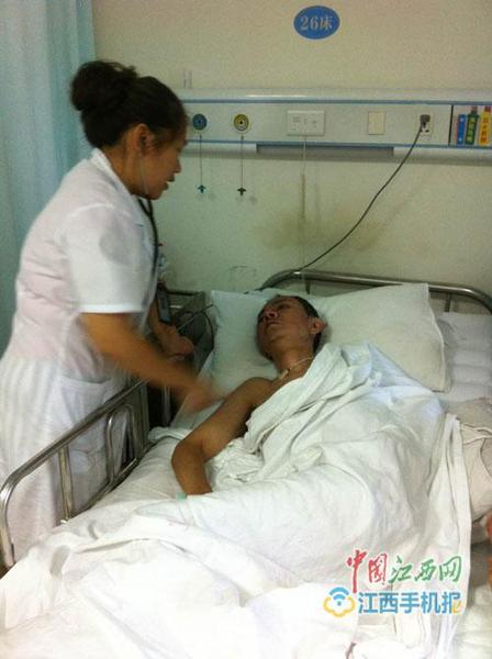 16岁少年当起家中顶梁:爸瘫妈走奶奶患癌自杀