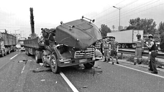 大货车被自身拉载的钢筋戳入驾驶室 致司机身亡