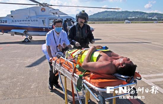 船上腐烂鱼虾产生毒气毒倒渔民 直升机海上施救 船上腐烂鱼虾产生毒气毒倒渔民 直升机海上施救