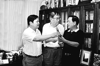 陈秋强(右)与谢晋(中) 陈秋强(右)与谢晋(中)