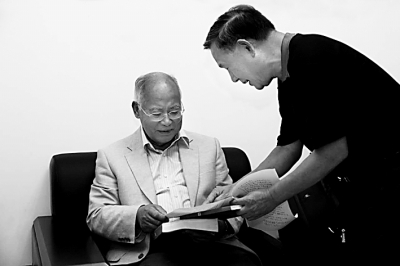 陈秋强与何振梁(左)(图片均为资料图片) 陈秋强与何振梁(左)(图片均为资料图片)