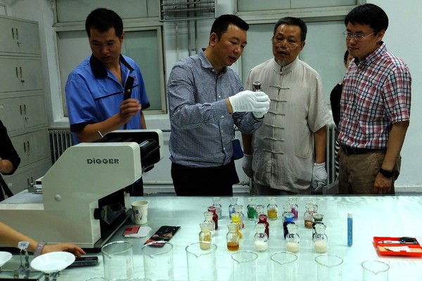 印刷技师展示颜料配色实验过程 印刷技师展示颜料配色实验过程