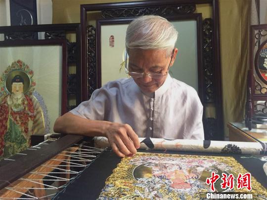 赵亦军在绣《白度母》 赵亦军在绣《白度母》