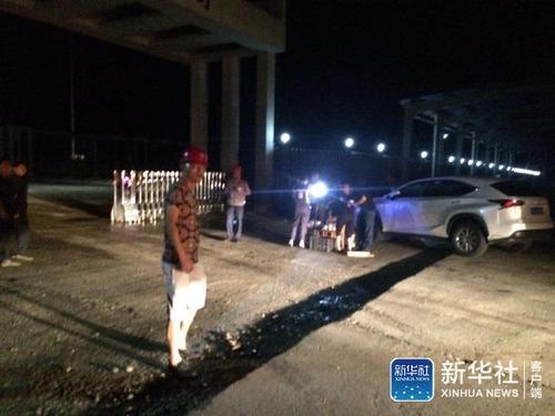 事故地点距离高速路口约7公里左右。记者从高速路路口下来，即有警方在沿途路口把守。在厂区门口，该公司组织近30人在现场阻拦人员进出并且阻挡记者拍照。