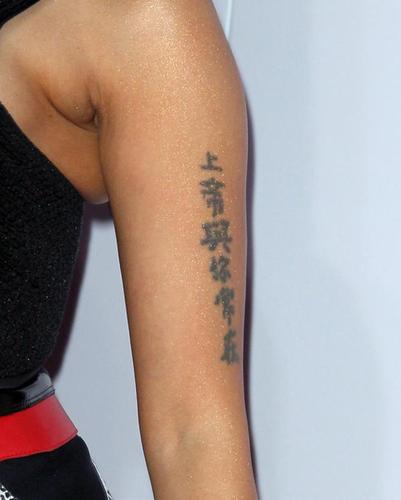 巴西跳水运动员后背纹身竟然是中文的“感恩父母”