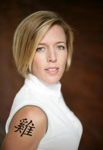 巴西跳水运动员后背纹身竟然是中文的“感恩父母”