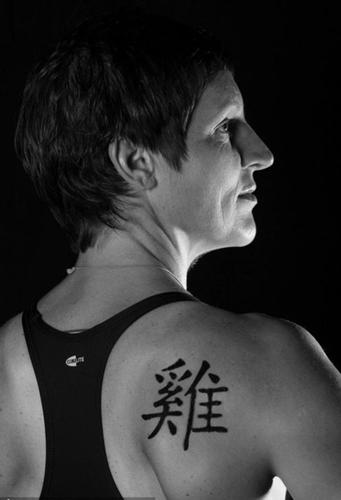 巴西跳水运动员后背纹身竟然是中文的“感恩父母”