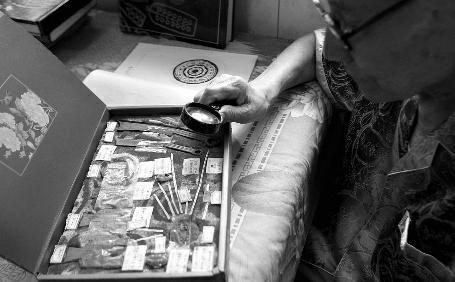 一位历史老师，因教学需要，爱上古钱币收藏。然而25年前，一南方人主动上门求购，商定了价格却没有交易，后被警方“抄家”并处罚1000元。警方出具了暂存单据将数十枚铜镜及七千多枚古钱币收走。老人天天盼着心爱之物能够返回，这一等就是25年。如今老人已88岁，身体不佳，做梦都想再看一眼他毕生的心爱之物。