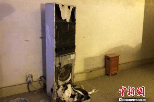 事故现场扭曲变形的空调。　钟欣 摄