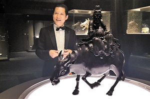 深圳隆盛博物馆开馆之初，馆长蔡振强向媒体讲述馆藏“清乾隆铜老子出关香薰”的故事。（资料图片）