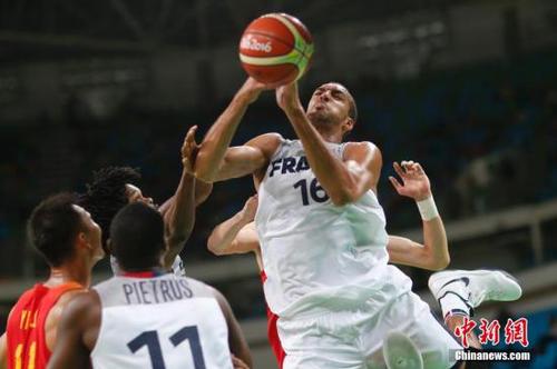资料图：里约奥运会男篮比赛，法国队员GOBERT Rudy(右)在比赛中争抢。 <a target='_blank' href='http://www.chinanews.com/' >中新网</a>记者 盛佳鹏 摄