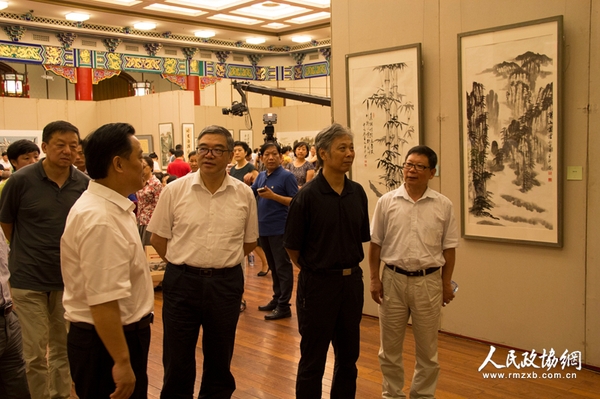 王沛忠陪同嘉宾参观画作 王沛忠陪同嘉宾参观画作