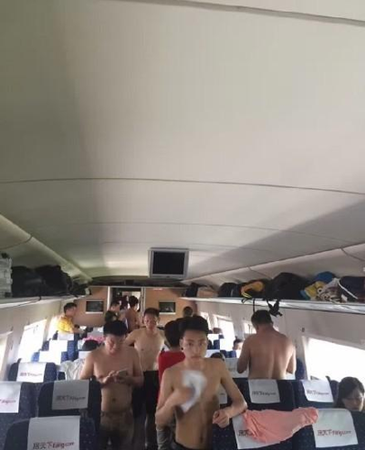 昨天中午，多名网友爆料称，从北京西开往深圳北的G79次高铁，突然停电停车，车厢内闷热不堪！