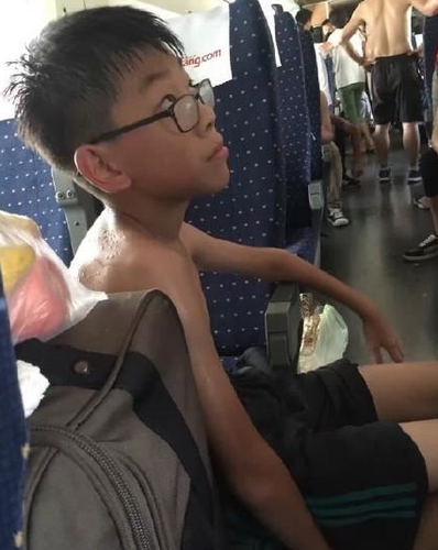 由于高铁停驶，且无法开门开窗，密闭的空间中，人们只能靠脱衣解暑。