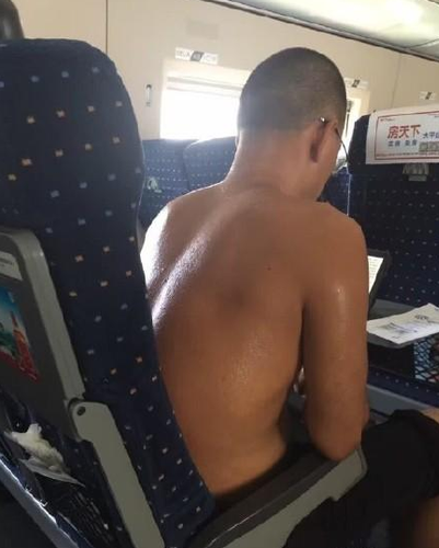 乘客被焖车厢两小时，光着膀子还不停流汗。