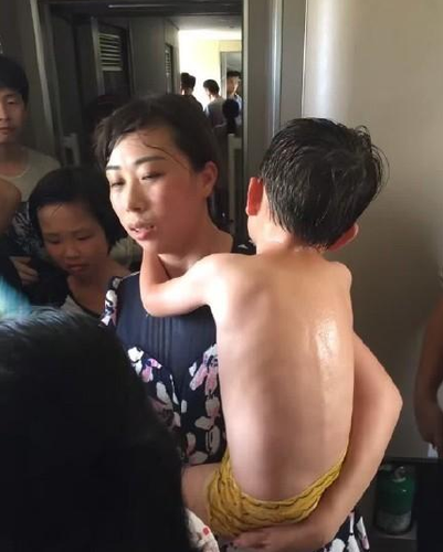 车内停水停电，不能开门，车内将近40度，好几位乘客发生不良反应。