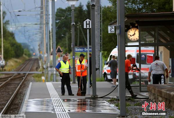 警方称，这起袭击的动机目前尚不清楚。根据目前的信息，该男子倾倒出易燃液体，引起着火。这名男子至少持有一把刀具。包括涉嫌袭击者在内的7名刀伤和烧伤受伤者被送往了医院。