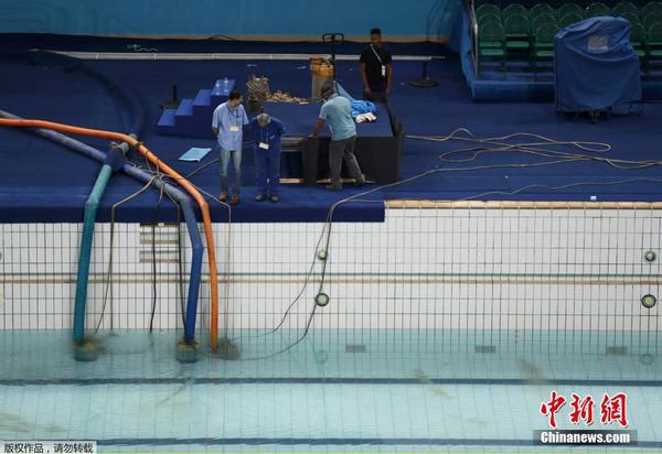 2016年8月14日，巴西里约热内卢，2016里约奥运会，奥运会游泳比赛结束，工作人员抓紧给游泳换水，以迎接接下来开始的花样游泳比赛。1