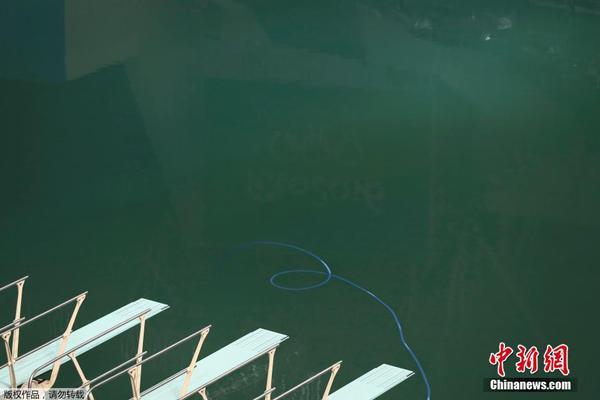 2016年8月14日，巴西里约热内卢，2016里约奥运会，奥运会游泳比赛结束，工作人员抓紧给游泳换水，以迎接接下来开始的花样游泳比赛。3