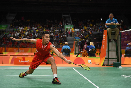 8月14日，中国选手林丹在比赛中。当日，在2016年里约奥运会羽毛球男单小组赛中，中国选手林丹以2比0战胜越南选手阮天明。 新华社记者殷博古摄