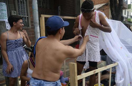 他们将床抬到街头。