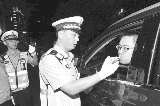 男子无证还毒驾毒具就在“手抠”里