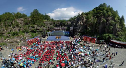 相传在过去的很长一段时间里，土家族的女孩子平日不能出门，唯有每年农历七月十二的这一天，她们才能和男孩子相约聚会，并自主选择婚恋对象。1995年，恩施自治州开始将女儿会打造成当地的特色文化项目，发展至今，女儿会已经成为民族盛会，是恩施自治州三大文化名片之一。