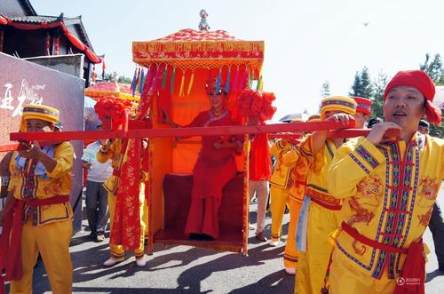 恩施姑娘坐上了花轿。