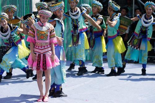 穿着漂亮的衣服，佩戴自制的头巾，女儿节的当天，恩施的姑娘会以自己最美丽的一面示人。