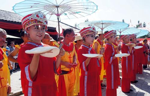 盛装打扮的姑娘手拿特产，等待“意中人”的到来。