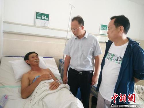 市县领导看望伤员?！〉老毓┩?摄