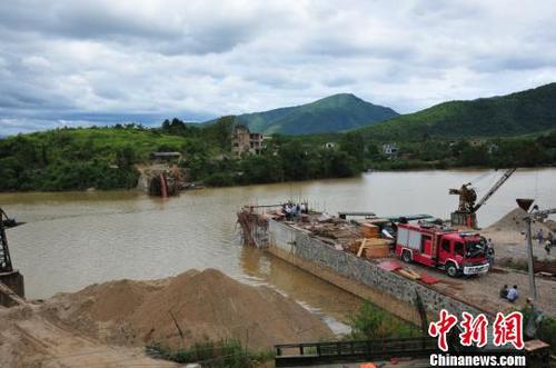 事故现场?！〉老毓┩?摄