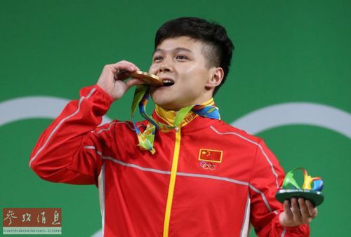 8月7日，龙清泉在颁奖仪式上。