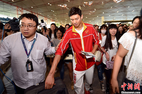 奥运中国游泳队抵达北京 粉丝媒体包围宁泽涛 奥运中国游泳队抵达北京 粉丝媒体包围宁泽涛