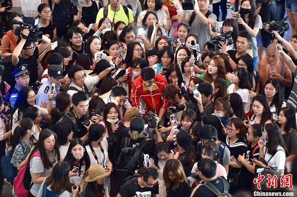 奥运中国游泳队抵达北京 粉丝媒体包围宁泽涛2 奥运中国游泳队抵达北京 粉丝媒体包围宁泽涛2