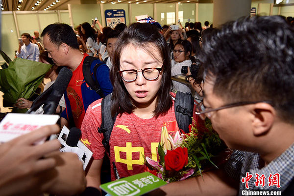 奥运中国游泳队抵达北京 粉丝媒体包围宁泽涛5 奥运中国游泳队抵达北京 粉丝媒体包围宁泽涛5