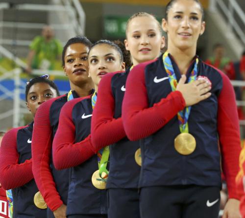 美国选手道格拉斯（左二）在奏国歌时未将手放在胸口。